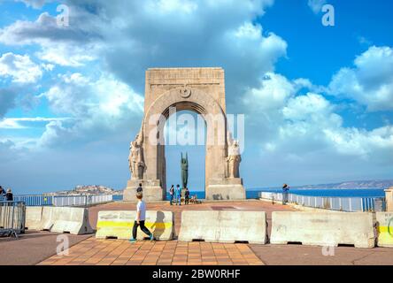 Vue sur la route du mémorial de guerre (porte d'Orient). Monument des soldats de l'Armée de l'est morts sur les champs de bataille de la première Guerre mondiale. Marseille, France Banque D'Images