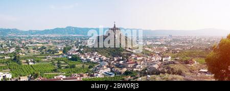 Vue panoramique sur la statue et le château du Christ Monteagudo au coucher du soleil à Murcie, Espagne. Réplique du célèbre Christ situé au sommet du Concorvad Banque D'Images