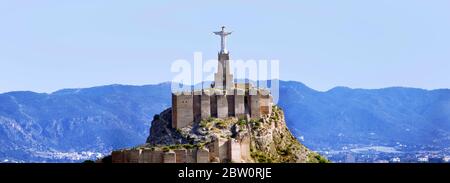 Vue panoramique sur la statue et le château du Christ Monteagudo au coucher du soleil à Murcie, Espagne. Réplique du célèbre Christ situé au sommet du Concorvad Banque D'Images