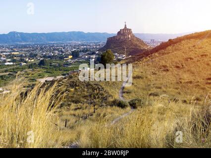 Vue panoramique sur la statue et le château du Christ Monteagudo au coucher du soleil à Murcie, Espagne. Réplique du célèbre Christ situé au sommet du Concorvad Banque D'Images