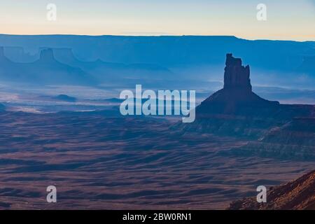 La tour Candlestick Tower donne sur Island in the Sky, parc national de Canyonlands, Utah, États-Unis Banque D'Images