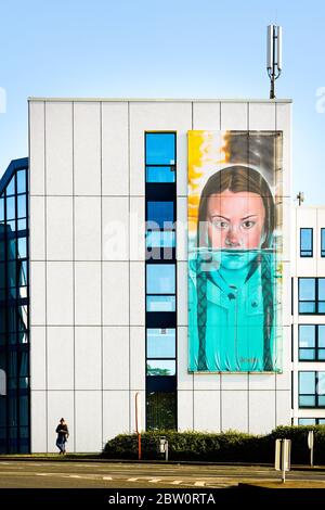 Dortmund, Allemagne, 28 mai 2020: Bannière géante, copie de l'artiste de rue britannique Jody Thomas montre la militante environnementale GRETA THUNBERG, qui est debout dans l'eau jusqu'à la pointe de son nez. La copie de la murale originale sur un mur d'usine de Bristol est suspendue ici dans un immeuble de bureaux de Dortmund. --- Dortmund, 28.05.2020: Überdimensions grossi Wandbild des britischen Strassenkünstlers Jody Thomas zeigt die Umweltaktivistin GRETA THUNBERG, die bis zur Nasenspitze im Wasser steht. Die Kopie des Originalbildes an einer Fabrikwand in Bristol hängt in Dortmund an einem Bürogebäude. Banque D'Images