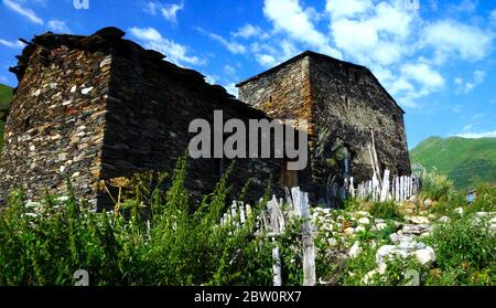 Anciennes maisons en pierre du village d'Ushguli dans le Haut-Svaneti, Géorgie. Banque D'Images