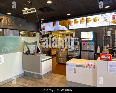 Orlando,FL/USA -5/3/20: La cuisine d'un restaurant de restauration rapide McDonald's. Banque D'Images