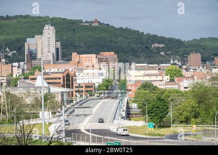 Reading Pa. USA- 24 mai 2020- ville de Reading, comté de Berks, Pennsylvanie. Vue sur Penn Street et le pont de Penn Street récemment restauré. Banque D'Images