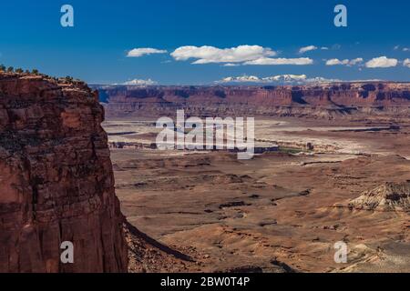 Murphy point Trailhead avec Green River et Henry Mountains enneigées à distance, à Island in the Sky dans le parc national de Canyonlands, Utah, États-Unis Banque D'Images