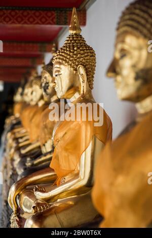 Rangée de statues de Bouddha d'or au temple Wat Pho, Bangkok, Thaïlande. Banque D'Images