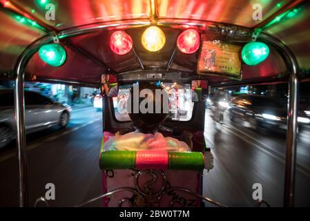 Vue arrière d'un Tuk Tuk en montion à Bangkok, Thaïlande. Banque D'Images