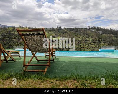 Belle vue depuis la piscine sur les hauteurs Banque D'Images