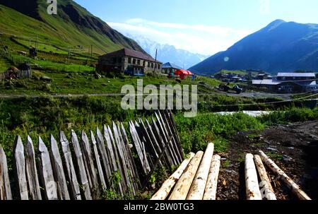 Village d'Ushguli, classé au patrimoine mondial de l'UNESCO, dans la région du Svaneti supérieur, en Géorgie Banque D'Images