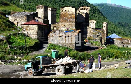 Village isolé du patrimoine mondial d'Ushguli dans la région du Svaneti supérieur de Géorgie. Banque D'Images