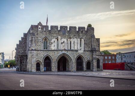 La porte-barge comme on le voit du sud, une partie médiévale de la porte-entrée des remparts de la vieille ville demeure dans le centre-ville de Southampton, Hampshire, Angleterre, Royaume-Uni Banque D'Images