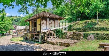 Moulin à eau dans le complexe ethnographique architectural Etar en Bulgarie, lors d'une journée d'été ensoleillée. Photo panoramique de grande taille. Banque D'Images