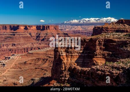 Shafer Canyon, avec les montagnes de la Sal éloignées, dans l'île dans le ciel dans le parc national de Canyonlands, Utah, États-Unis Banque D'Images