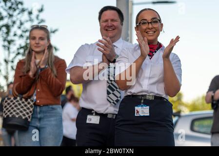 Les employés de la compagnie aérienne ont été en colère lors du dernier clap pour les soignants au Southend University Hospital, Essex, Royaume-Uni, à 20 h, jeudi soir. Équipage de cabine aérienne Banque D'Images