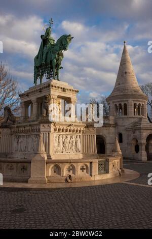 Statue du roi Stephen I de Hongrie dans le bastion des pêcheurs de Budapest, Hongrie Banque D'Images