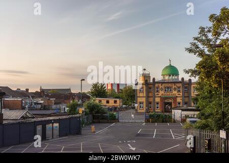 Vue sur St Marys à Southampton avec le dôme vert de la mosquée Medina sur la droite pendant la matinée du 2020 mai, Southampton, Angleterre Banque D'Images