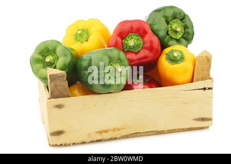 coloré mélanger le vert, le rouge et le jaune de paprika (capsicum) dans une boîte en bois sur fond blanc. Banque D'Images