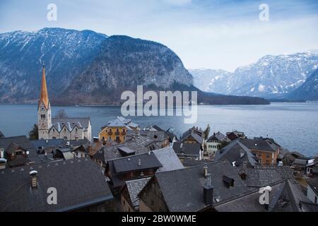 Vue sur Hallstatt, Autriche, avec les toits et les montagnes environnantes Banque D'Images