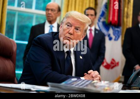 Le président des États-Unis Donald J. Trump fait des remarques lorsqu'il reçoit un exposé sur la saison des ouragans 2020 dans le Bureau ovale de la Maison Blanche à Washington, DC, le jeudi 28 mai 2020. Crédit : Doug Mills/Pool via CNP | utilisation dans le monde entier Banque D'Images