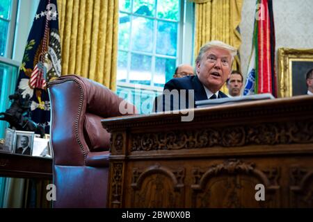 Le président des États-Unis Donald J. Trump fait des remarques lorsqu'il reçoit un exposé sur la saison des ouragans 2020 dans le Bureau ovale de la Maison Blanche à Washington, DC, le jeudi 28 mai 2020. Crédit : Doug Mills/Pool via CNP | utilisation dans le monde entier Banque D'Images