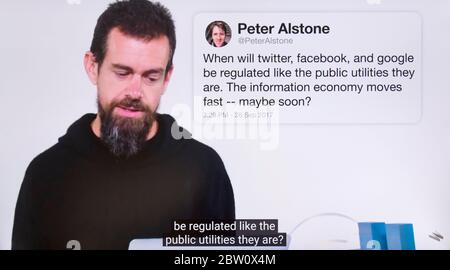 San Francisco, Californie, États-Unis. 28 mai 2020. Dans une escalade marquée de sa guerre contre Twitter, le président Donald Trump a signé aujourd’hui un décret-cadre supprimant les protections de responsabilité pour les sites de médias sociaux tels que Twitter et Facebook. Le président a pris le dessus lorsque Twitter a fait un contrôle d'information sur ses récents tweets accusant Joe Scarborough, l'hôte de la MSNBC, d'avoir tué un membre du personnel en 2001, une accusation qui a fait l'objet d'une enquête et s'est révélée fausse à de nombreuses reprises au fil des ans. PHOTO : 14 janvier 2020 - San Francisco, Californie, États-Unis - UNE capture d'écran de Twitter Co-fondateur JACK DORSEY comme lui Banque D'Images