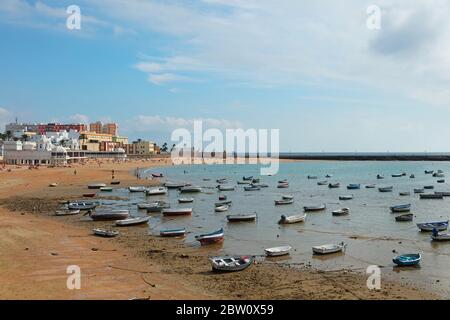 Playa la Caleta ou la Caleta Beach avec des bateaux de pêche à Cadix, province de Cadix, Andalousie, Espagne Banque D'Images