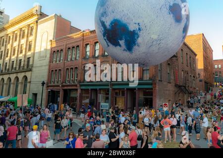 Saint John, NB, Canada - le 20 juillet 2019 : une lune gonflable au-dessus d'une foule de gens au Moonlight Bazaar annuel. L'événement attire des milliers de visi Banque D'Images