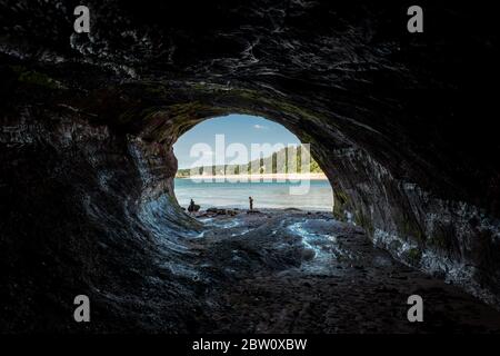 St. Martins, NB, Canada - 28 juillet 2019 : vue de l'intérieur d'une grotte marine à St. Martins. Les gens à l'entrée montrent la taille de la grotte. La grotte Banque D'Images
