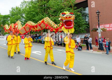 Saint John, Nouveau-Brunswick, Canada - le 1er juillet 2019 : des membres de la communauté chinoise exécutent la danse du dragon dans le cadre du défilé de la fête du Canada. Banque D'Images