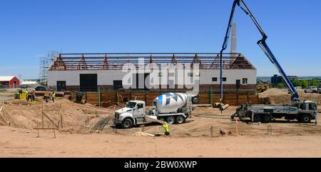 L'ancien mess hall de l'ancien Boulder Armory deviendra un centre communautaire entouré d'unités de location, de magasins et de deux petits parcs. Banque D'Images