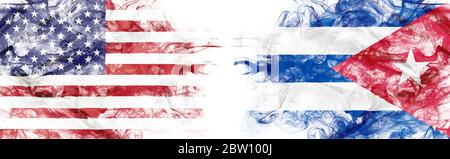 Drapeau américain et drapeau cubain en forme de fumée sur fond blanc. Concept d'affaires de conflit et de guerre mondiale. Métaphore de l’Amérique contre Cuba. Pesos Banque D'Images
