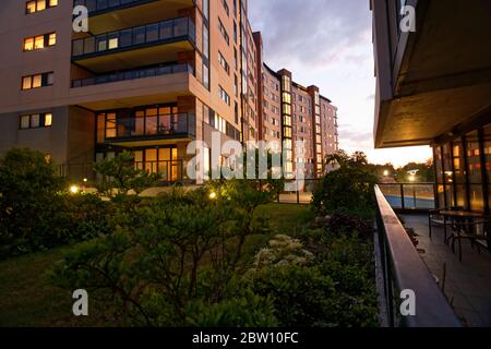 Les appartements se bloquent dans la lumière du coucher du soleil Banque D'Images