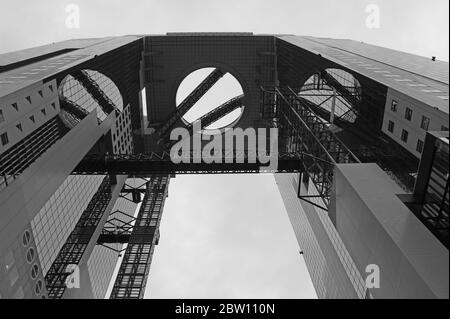 Photo en noir et blanc du bâtiment Umeda Sky par en dessous. Osaka, Japon Banque D'Images