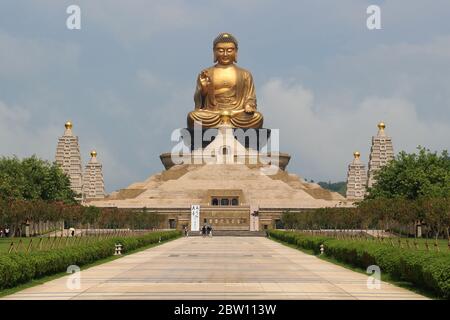 Le monastère de FO Guang Shan, un Bouddha géant de prière en or au sommet d'un musée de pyramide en pierre. Kaohsiung, Taïwan Banque D'Images