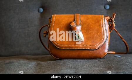 Sac en cuir marron sur la table Banque D'Images