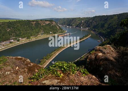 Saint Goarshausen, Allemagne. 26 mai 2020. La vallée du Rhin moyen depuis le rocher de Loreley avec vue sur Saint Goarshausen. Exactement cinq ans après la présentation de l'idée d'un spectacle horticole fédéral 2029 dans le site du patrimoine mondial de la vallée du Haut-Rhin moyen, les responsables se voient à l'horaire. (À dpa: Exposition de jardin fédéral dans la vallée du Rhin moyen - une idée est vieille de cinq ans) Credit: Thomas Frey/dpa/Alay Live News Banque D'Images