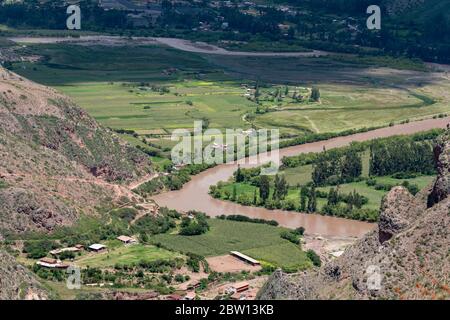 Vue sur le fleuve Urubamba dans la Vallée Sacrée du Pérou près de Maras. Banque D'Images