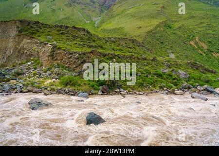 La rivière Urubamba fait rage le long de la piste Inca sur la route de Machu Picchu. Banque D'Images