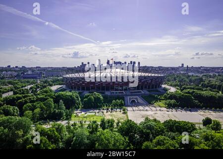 (200529) -- VARSOVIE, 29 mai 2020 (Xinhua) -- le Stade National est vu avec la ville en toile de fond à Varsovie, Pologne, le 28 mai 2020. Le gouvernement polonais a annoncé mercredi un nouvel assouplissement des restrictions anti-coronavirus, le pays ayant signalé 399 nouveaux cas confirmés d'infection par le COVID-19 au cours des 24 dernières heures. Avec 300 à 400 nouveaux cas découverts quotidiennement, la courbe ne montre aucun signe d'aplatissement en Pologne. Jusqu'à présent, 22,473 personnes ont été infectées par le coronavirus et 1,028 patients ont succombé à la maladie causée par le coronavirus. (Photo de Jaap Arriens/Xinh Banque D'Images