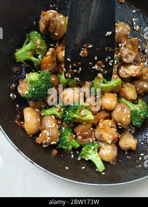 champignons de paris, brocoli, graines de sésame sautées sur une poêle Banque D'Images