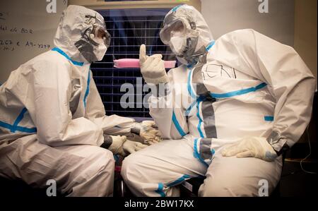 Pasig, Philippines. 28 mai 2020. Le personnel de la Réserve médicale portant une combinaison de protection complète a été vu prendre une pause dans un méga centre de quarantaine. Les 17 maires de la région de la capitale nationale (RCN) du Grand Manille ont prévu de déplacer la RCN vers une quarantaine communautaire générale (GCQ) lors d'une téléconférence entre les maires et le directeur général de l'Autorité métropolitaine de développement de Manille (MMDA) Jojo Garcia, comme annoncé mardi soir dernier, le 26 mai. (Photo de Herman Lumanog/Pacific Press) crédit: Pacific Press Agency/Alay Live News Banque D'Images