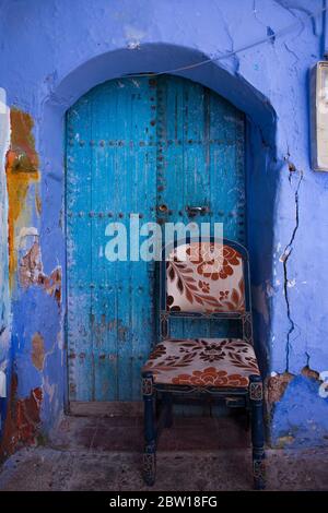 Scène colorée dans la vieille ville de Chefchaouen, également connue sous le nom de ville bleue, située dans les montagnes de Rif, au nord-ouest du Maroc Banque D'Images