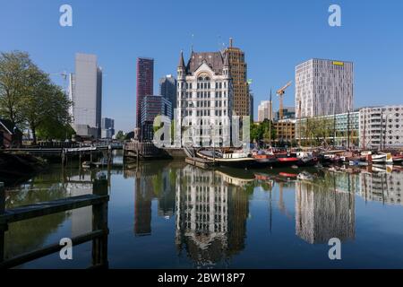 Oudehaven Port avec bateaux historiques avec la Maison Blanche. Witte Huis et pont Willemsbrug en arrière-plan - Rotterdam, Pays-Bas Banque D'Images