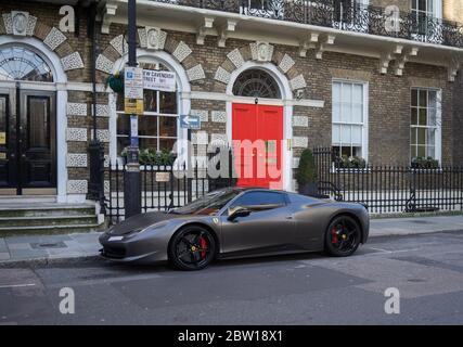 Matt Gray Ferrari garée dans une rue chic en face de quelques boutiques de luxe. Londres Banque D'Images