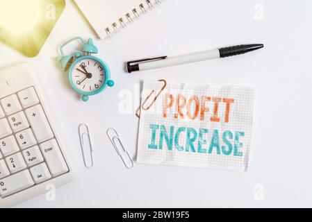 Écriture manuelle conceptuelle montrant une augmentation des bénéfices. Concept signifiant la croissance du montant des revenus d'une entreprise Flat se situe au-dessus de la Mo d'ordinateur Banque D'Images