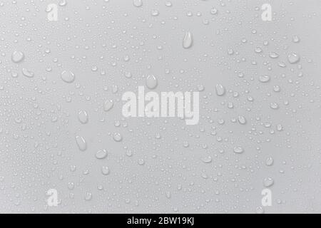 Le concept de gouttes de pluie tombant sur un fond gris Résumé surface blanche humide avec des bulles à la surface gouttes d'eau réalistes et pures Banque D'Images