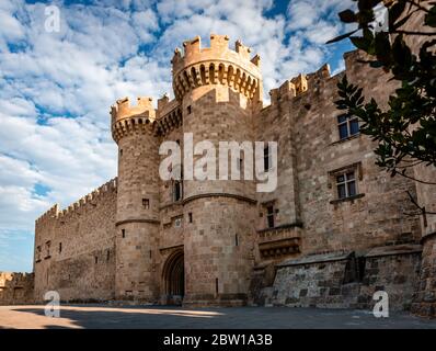 Le Palais du Grand Maître des Chevaliers de Rhodes (appelé le Castello), un château médiéval dans la ville de Rhodes, en Grèce. Banque D'Images