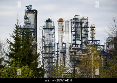 Moscou, Russie. 2 mai 2020. Tuyaux de la raffinerie de pétrole de Moscou dans la zone industrielle de Chagino-Kapotnya à Moscou, en Russie. Banque D'Images