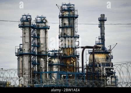 Moscou, Russie. 2 mai 2020. Tuyaux de la raffinerie de pétrole de Moscou dans la zone industrielle de Chagino-Kapotnya à Moscou, en Russie. Banque D'Images